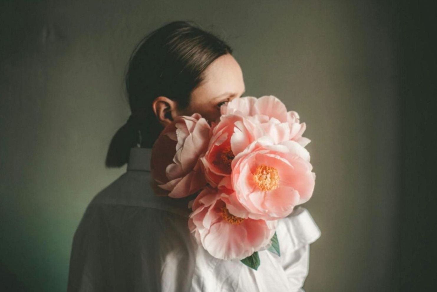 Conception d'intérieur avec plantes florales